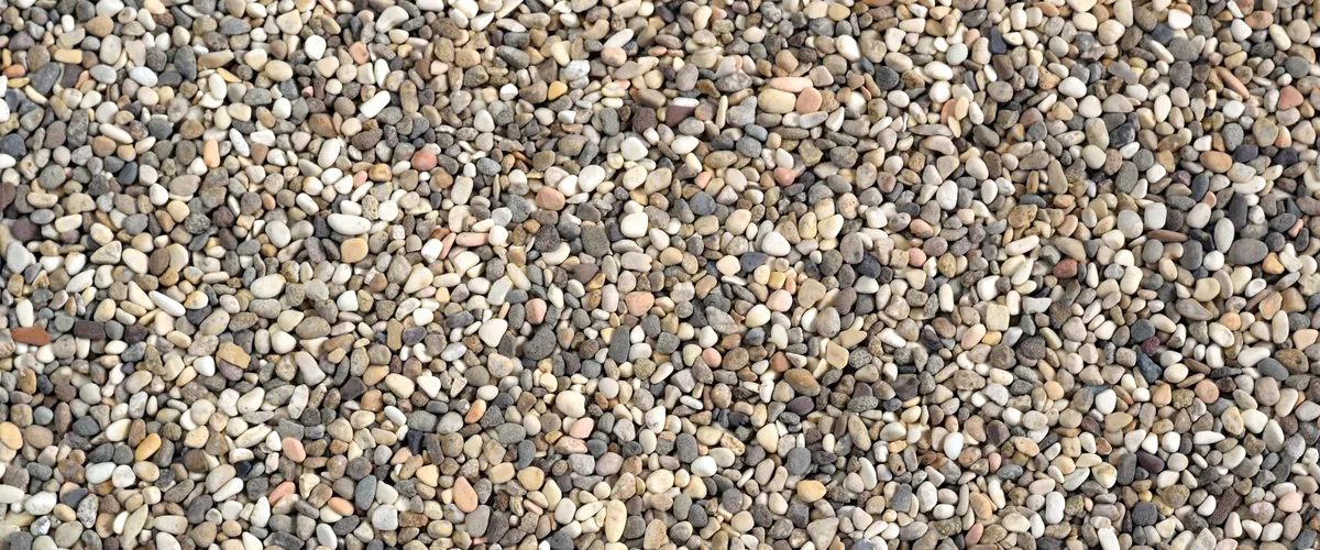 Multi-colored gravel surface pattern